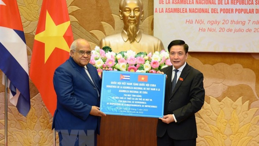 Vietnam presents IT equipment to Cuban legislature